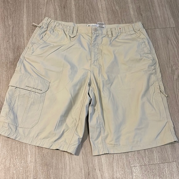Columbia Mens Omni shield khaki shorts - Picture 1 of 3